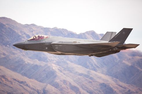 Jet Tempur F-35 Kecelakaan Saat Mendarat di Kapal Induk AS, 7 Pelaut Terluka