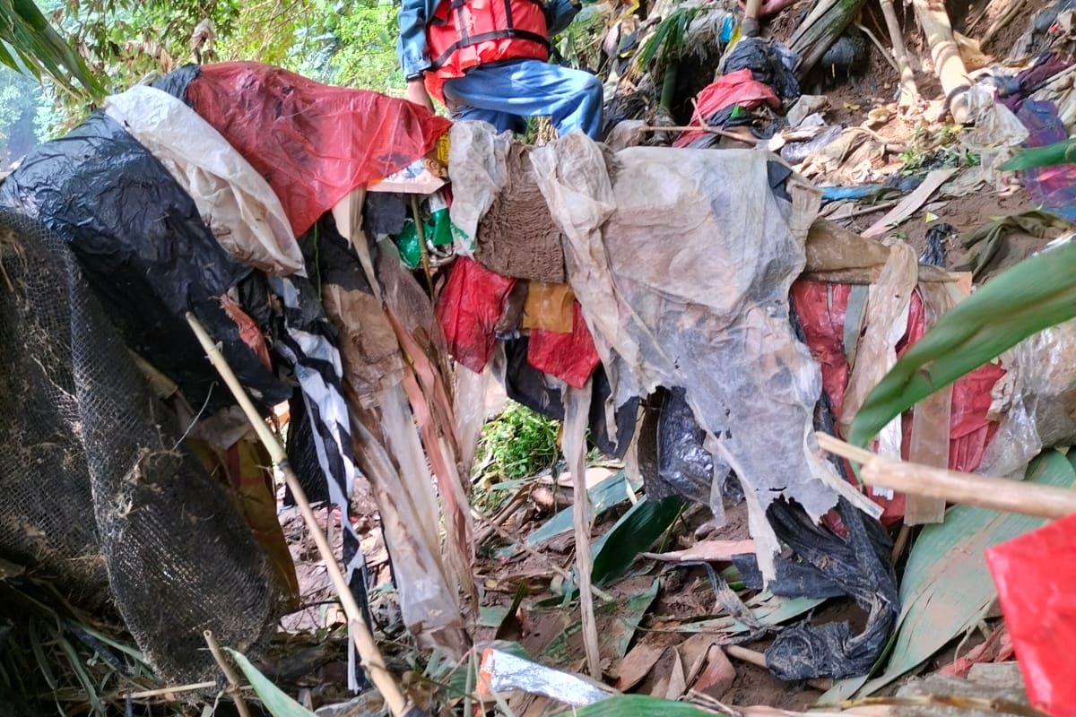 Komunitas Gerakan Indonesia Diet Kantong Plastik (GIDKP), Ecoton, dan River Warrior meminta produsen menghentikan produksi saset sebagai bungkus produk.  Permintaan itu diungkapkan usai GIDKP, Ecoton, dan melakukan kegiatan susur sungai dan brand audit di perairan Jakarta selama satu pekan, mulai Minggu (12/6/2022) hingga Minggu (19/6/2022).