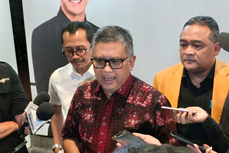 Sekretaris Jenderal PDI-P Hasto Kristiyanto di Media Center TPN Ganjar-Mahfud, Jalan Cemara Nomor 19, Jakarta Pusat, Kamis (21/3/2024).