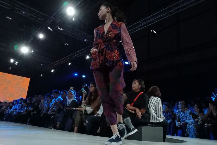 Koleksi kolaborasi kolaborasi Alleira Batik dan Rama Dauhan yang ditampilkan pada Plaza Indonesian Fashion Week 2018, Jumat (23/3/2010).