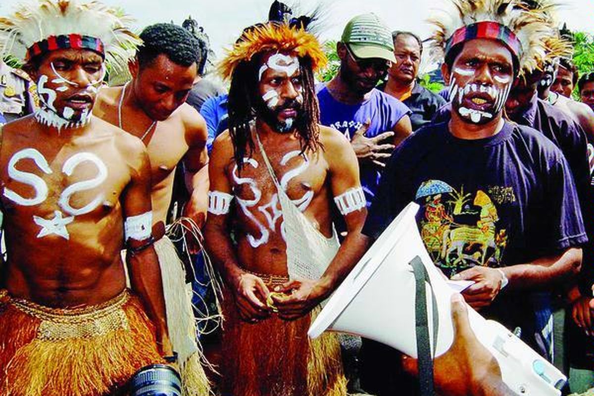 Beberapa aktivis dari Papua menyanyikan lagu daerahnya dalam unjuk rasa di Denpasar, Bali, Kamis (1/5). Mereka yang tergabung dalam Front Persatuan Perjuangan Rakyat Papua itu memprotes kinerja PT Freeport dan British Petroleum.  