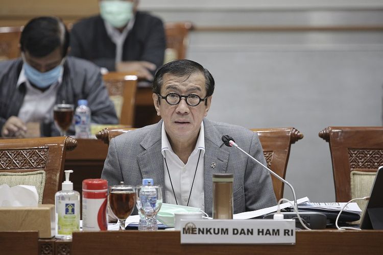 Menteri Hukum dan HAM Yasonna H. Laoly mengikuti rapat kerja dengan Komisi III DPR di Kompleks Parlemen, Senayan, Jakarta, Rabu (9/6/2021). Rapat tersebut membahas rencana kerja bidang legislasi tahun 2021, evaluasi terhadap pelaksanaan rencana prioritas kerja Kementerian Hukum dan HAM tahun 2021 di bidang pemasyarakatan dan keimigrasian. ANTARA FOTO/Dhemas Reviyanto/foc.