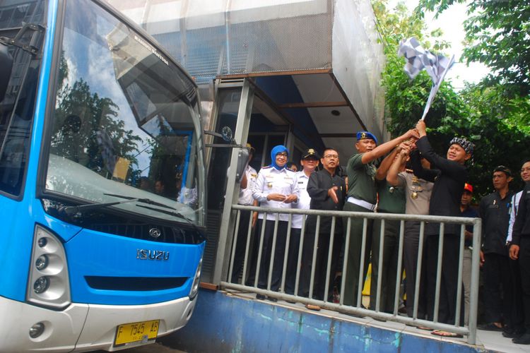 Wali Kota Bogor Bima Arya Sugiarto saat me-launching bus Transpakuan rute Cidangiang-Sentul, di shelter bus Transpakuan Cidangiang, Kota Bogor, Rabu (22/11/2017).