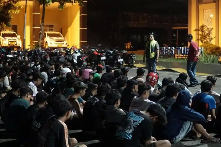 Efek Jera Balap Liar Tuban, Puluhan Remaja Dorong Motor 4 Kilometer Menuju Mapolres