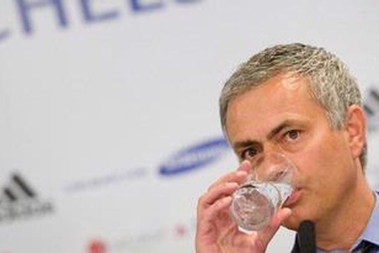 Pelatih anyar Chelsea, Jose Mourinho, saat diperkenalkan kepada publik secara resmi di Stamford Bridge, Senin (10/6/2013).