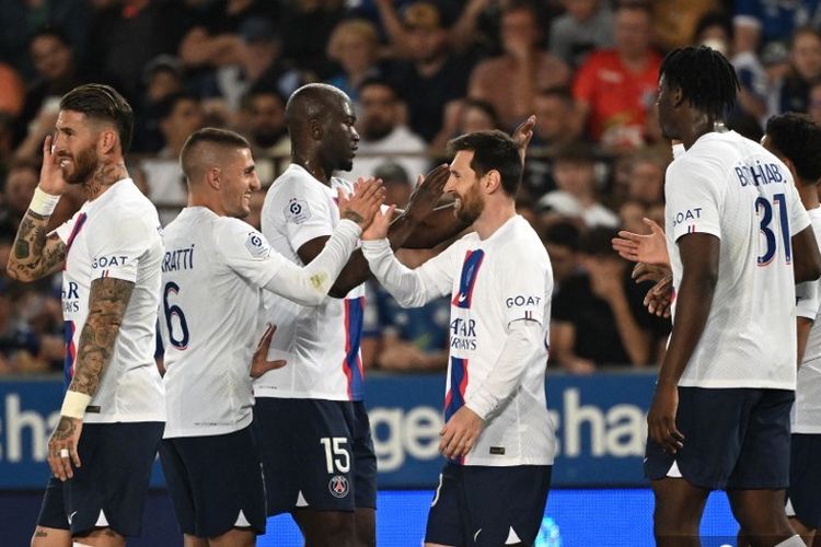 Lionel Messi melakukan selebrasi bersama rekan setim usai mencetak gol dalam laga pekan ke-37 Liga Perancis 2022-2023 antara Strasbourg vs PSG di Stade de la Meinau, 27 Mei 2023. (Photo by PATRICK HERTZOG / AFP)