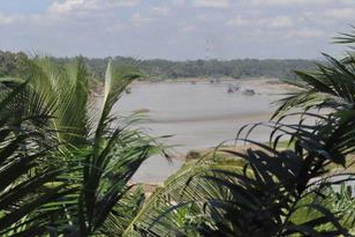 Aktivitas penambang emas liar di daerah aliran sungai Batanghari yang melintasi Nagari Siguntur, Kabupaten Dharmasraya, Sumatera Barat, Minggu (19/5/2013) terlihat dari kejauhan. Kegiatan penambangan yang merugikan lingkungan itu sudah mulai marak sejak sekitar tahun 2005 lalu.
