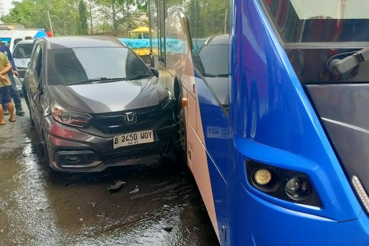 Bus Transjakarta, Ambulans, hingga Mobil Damkar Kecelakaan Beruntun di Pulogadung Jaktim
