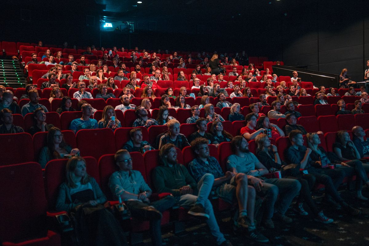 Kehadiran anak-anak di bawah umur di gedung bioskop sering mengganggu kenyamanan menonton film.