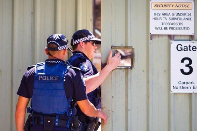 Petugas sedang melakukan pemeriksaan di kawasan taman bermain Dreamworld di Gold Coast, Australia.