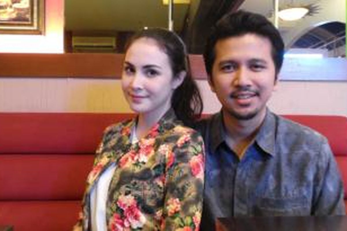 Arumi Bachsin bersama suaminya, Emil Elestianto Dardak diabadikan usai wawancara di Cilandak Town Square, Jakarta Selatan, Sabtu (17/1/2015).