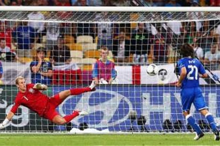 Kiper Inggris, Joe Hart terkecoh dengan tendangan penalti panenka gelandang Italia, Andrea Pirlo, di Piala Eropa 2012. 