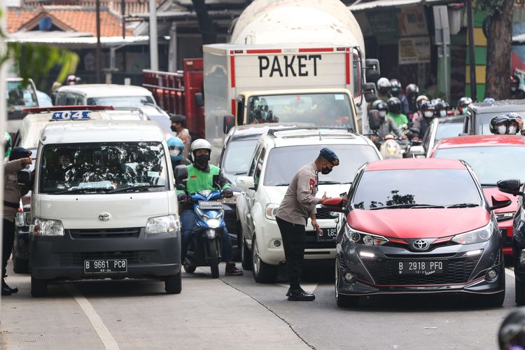 Anggota TNI dan Polri melakukan penyekatan kendaraan saat PPKM Darurat di Jalan Raya Lenteng Agung, Jakarta Selatan, Senin (5/7/2021). Penyekatan ini mengakibatkan kemacetan parah di ruas Jalan Raya Lenteng Agung.