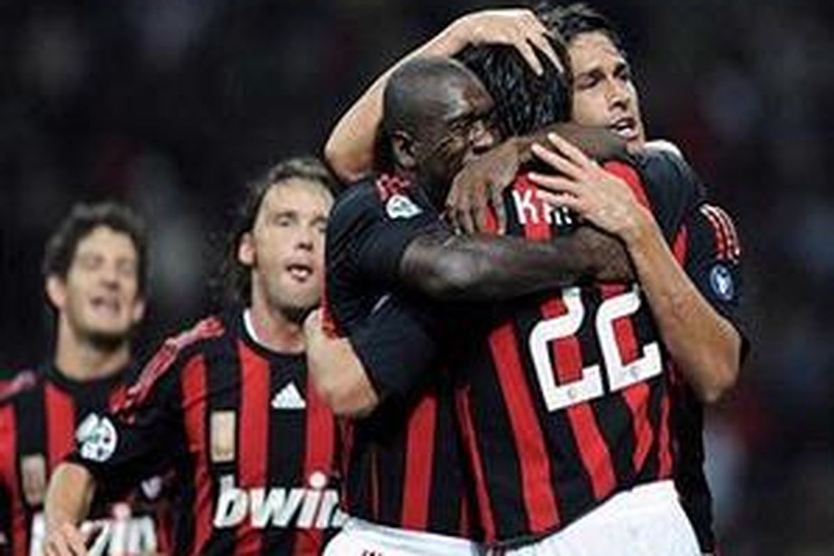 Kaka mendapat sambutan rekan-rekannya setelah mencetak gol keempat AC Milan saat lawan Lazio.