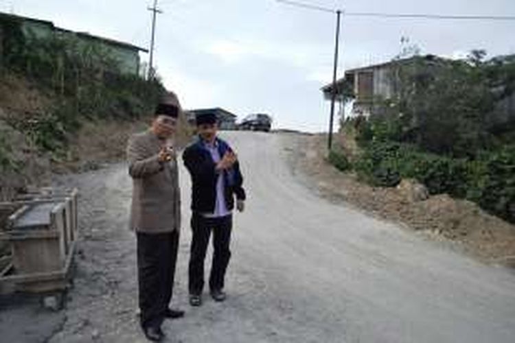 Kepala Dinas Bina Marga Aceh Khairuddin Yoes meninjau jalan di Kabupaten Aceh Tengah, Rabu (13/7/2016).