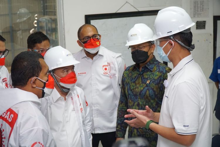 Wakil Ketua DPR Sufmi Dasco Ahmad dan Menteri Kesehatan Budi Gunadi Sadikin saat meninjau produksi gas oksigen di PT. Samator Gas Industri, Pulo Gadung, Jakarta Timur, Jumat (6/8/2021).