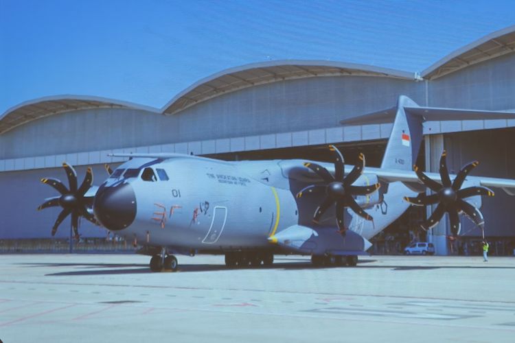 Pesawat Airbus A400M pertama pesanan Indonesia (MSN 148) keluar dari hanggar pengecatan di pabrik Airbus, menggunakan corak warna TNI AU.