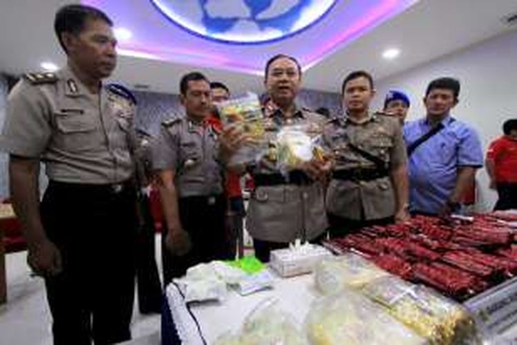 Kapolda Kalbar, Brigjen Pol Musyafak menunjukkan barang bukti 6,4 kilogram sabu dan 39.730 butir pil ekstasi jenis Happy Five saat rilis di Mapolda Kalbar (29/6/2016)