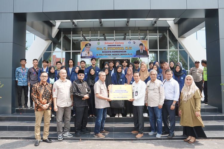 Gubernur Riau Syamsuar menyerahkan beasiswa sebesar Rp 693.500.000 kepada Polteknik Negeri Bengkalis, Selasa (29/9/2023).