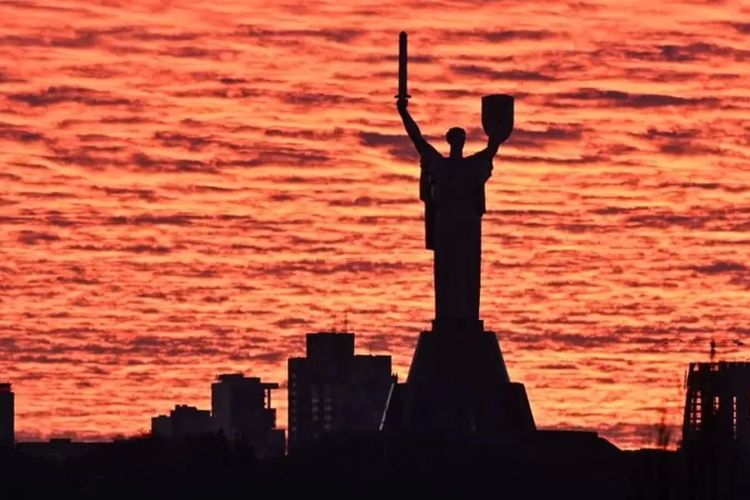 Pemandangan cakrawala kota dan monumen Tanah Air saat matahari terbenam di Kyiv, Ukraina, 10 November 2021.