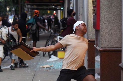 [KABAR DUNIA SEPEKAN] Foto Viral Pria Bertato Indonesia Ikut Demo George Floyd | George Floyd Disemayamkan di Peti Emas