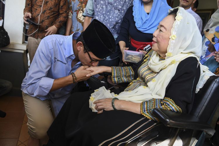 Bakal calon Wakil Presiden Sandiaga Uno (kiri) mencium tangan Ibu Sinta Nuriyah Wahid (kanan) saat berkunjung ke Ciganjur, Jakarta, Senin (10/9). Kedatangan Sandiaga Uno ke kediaman keluarga Gus Dur itu untuk bersilaturahmi. ANTARA FOTO/Hafidz Mubarak A/foc/18.