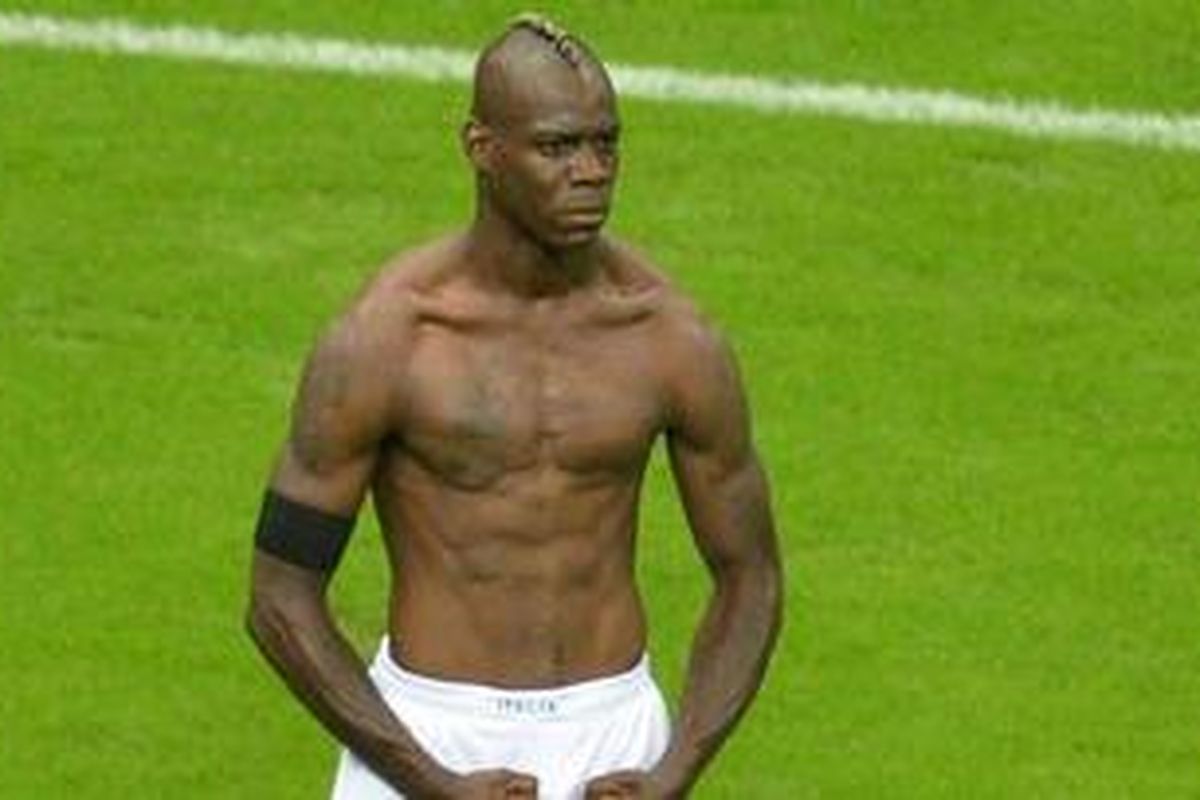 Mario Balotelli merayakan gol dengan melepas baju saat tampil di semi final Piala Eropa melawan Jerman. Karena tindakannya melepas baju, Balotelli mendapat kartu kuning. Dia mencetak dua gol dan membawa Italia menang 2-1 dan lolos ke final.