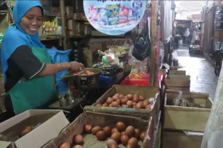 Menjelang hari Natal dan akhir tahun 2022 harga komoditas telur ayam ras di Kabupaten Purworejo melonjak naik. Kenaikan harga telur mencapai Rp 6-7 ribu dalam 2 minggu terakhir. 