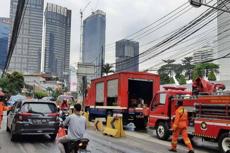 Mobil pemadam kebakaran di depan Apartemen Tamansari Sudirman di Jalan Bek Murad, Kelurahan Karet Kuningan, Setiabudi, Jakarta Selatan. Apartemen tersebut terbakar pada Minggu (4/4/2021) pagi 
