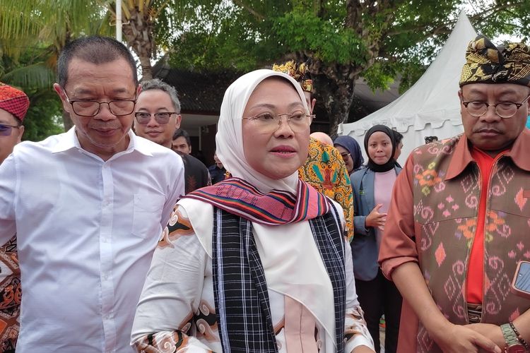 Menaker Ida Fauziyah saat mengunjungi Festival Pujut Mandalika, Sabtu (11/2/2023)