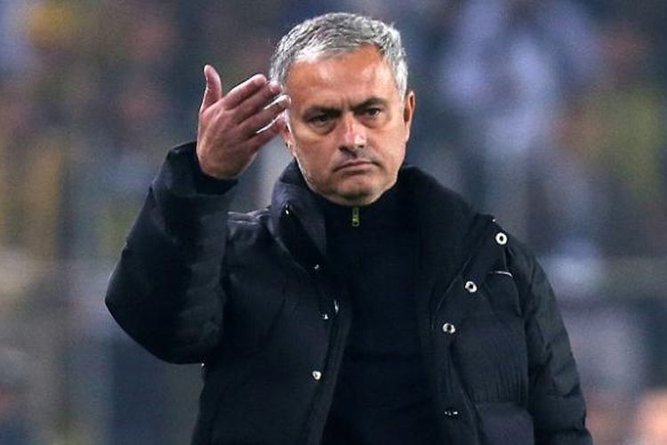 Manajer Manchester United, Jose Mourinho, mendampingi timnya dalam laga Liga Europa kontra Fenerbahce, di Stadion Sukru Saracoglu, Kamis (3/11/2016) atau Jumat dini hari WIB.