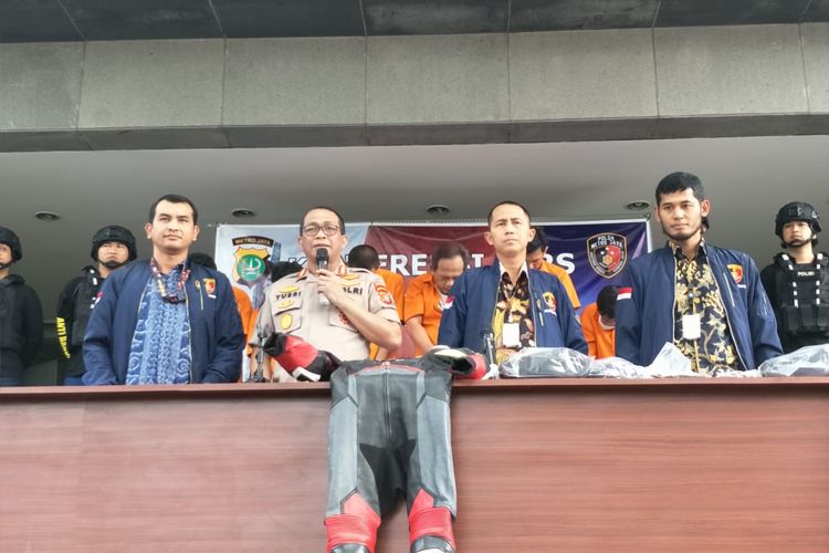 Konferensi pers pengungkapan kasus pencurian koper pembalap Oneprix asal Indonesia bernama Muhammad Murobbil Vitoni atau dikenal dengan nama Robby Sakera di Polda Metro Jaya, Jakarta Selatan, Jumat (22/11/2019). 