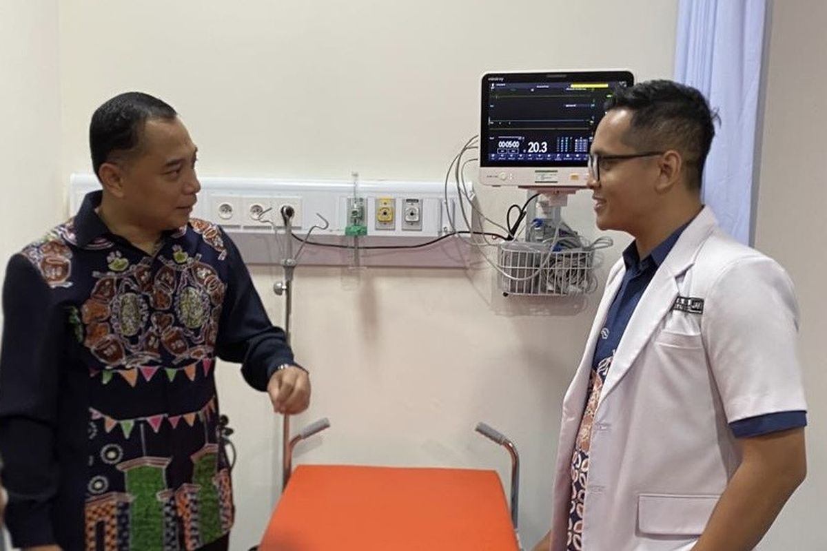 Wali Kota Surabaya, Eri Cahyadi (kiri), di RSUD Eka Candrarini, Rabu (18/12/2024). 