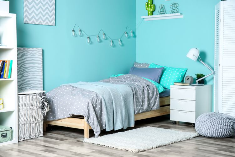 Ilustrasi kamar tidur dengan dinding warna biru cerah. 