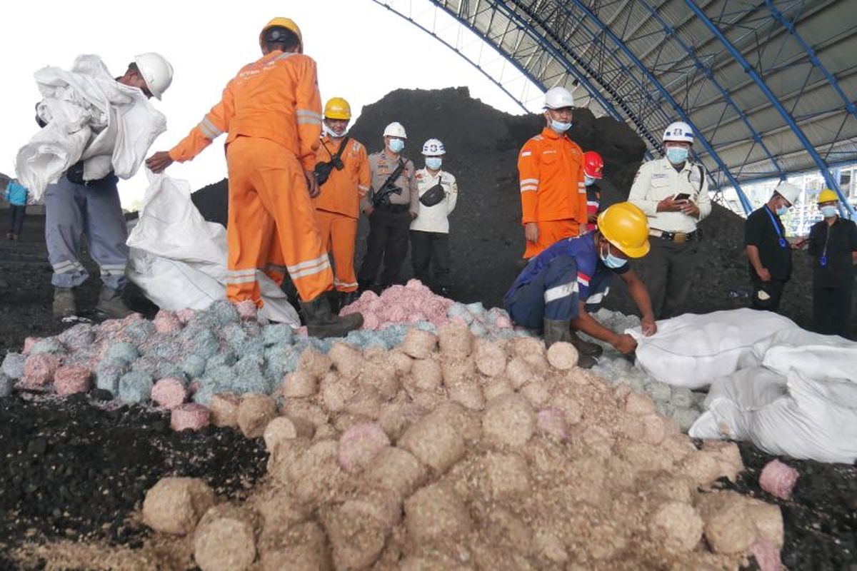 Proses pemanfaatan limbah racik uang kertas (LRUK) sebagai campuran bahan bakar atau co-firing di Pembangkit Listrik Tenaga Uap (PLTU) Bengkayang. 