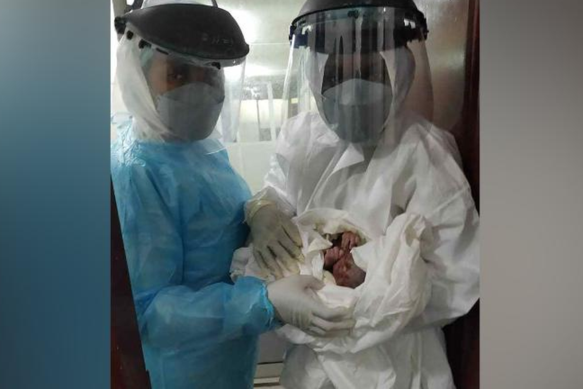 Bayi prematur seberat dua kilogram yang dilahirkan oleh perempuan 19 tahun pengidap Covid-19 di Rumah Sakit Pusat Yaoundé, Kamerun, Sabtu (4/4/2020).