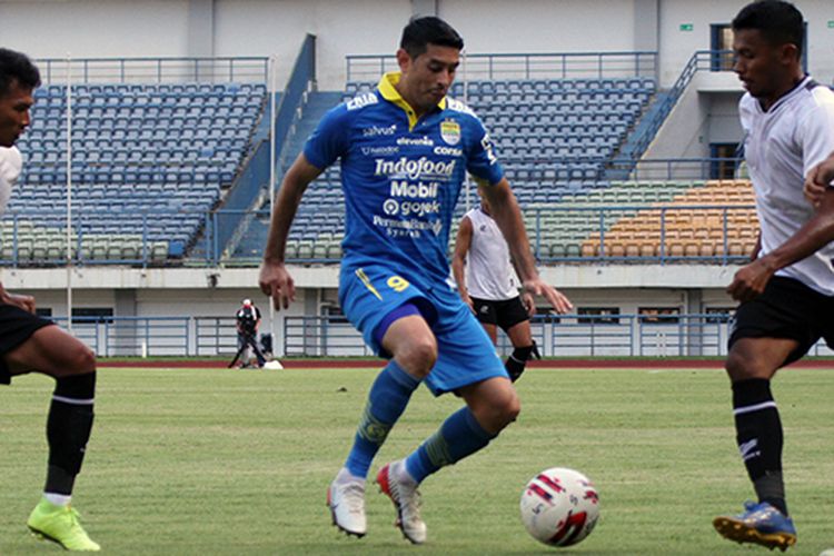 Winger Persib Bandung, Esteban Vizcarra (tengah), melindungi bola dari sergapan dua pemain Tira-Persikabo (putih) saat kedua tim beruji tanding, di Stadion Gelora Bandung Lautan Api (GBLA), Jumat (21/2/2020). 