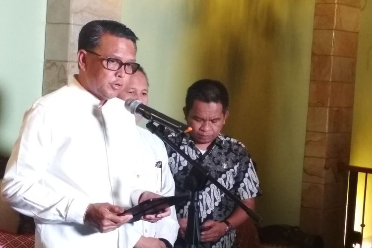 Gubernurb Sulsel Nurdin Abdullah saat konferensi pers di rumah pribadinya mengenai 2 penderita positif corona di Sulawesi Selatan, Kamis (19/3/2020).