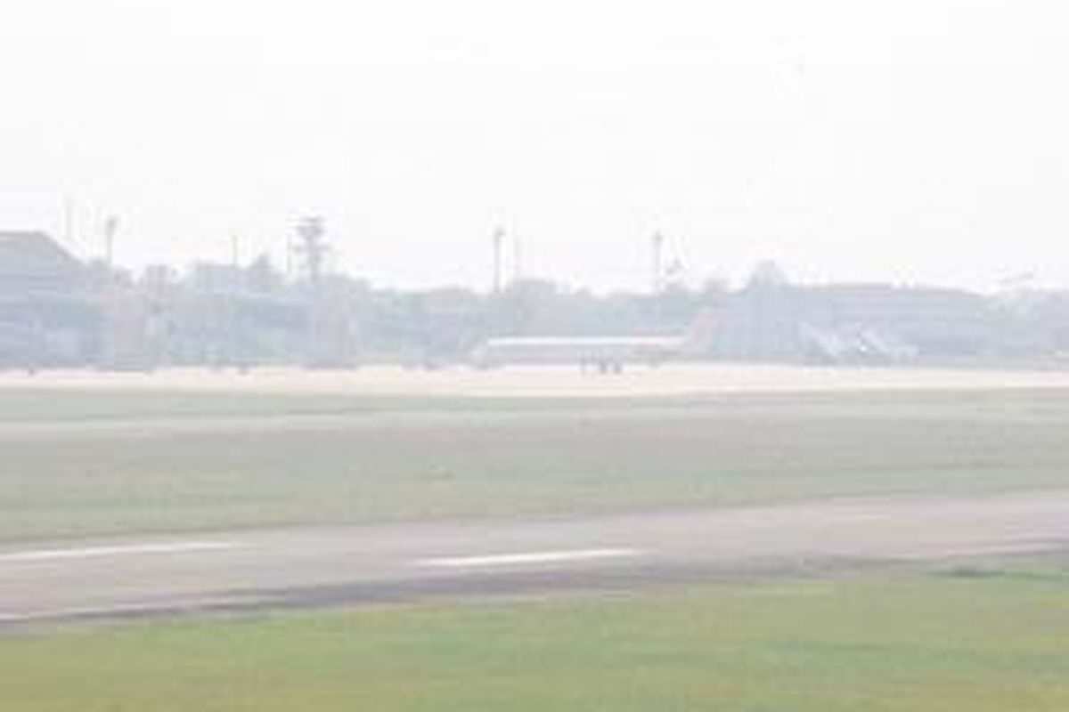 Bandara Internasional Sultan Mahmud Badaruddin (SMB) II Palembang, Sumatera Selatan, diselimuti kabut asap. Kondisi ini sempat mengganggu jadwal penerbangan. 