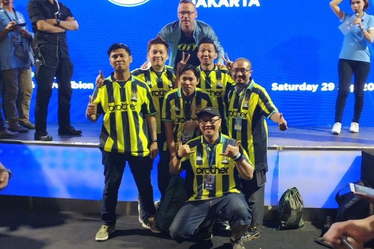 Arif Budiman (bawah) bersama para fans Manchester City Indonesia berfoto bersama legenda Man City, Paul Dickov, di Jakarta.