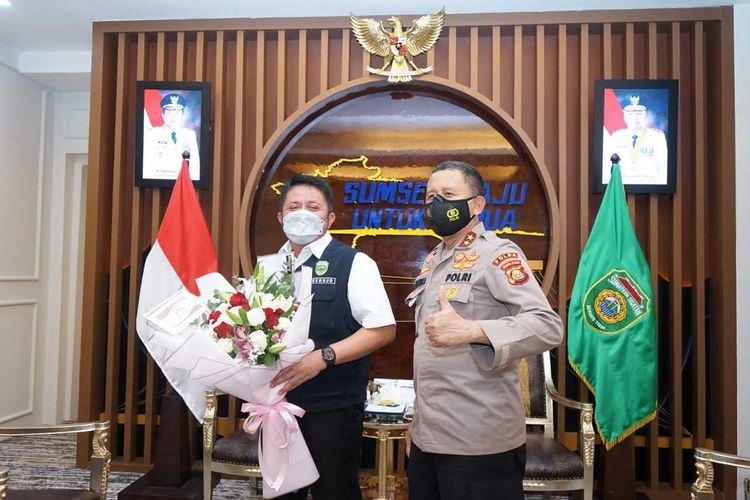 Gubernur Sumatera Selatan Herman Deru saat menerima kunjungan kerja Kapolda Sumsel Irjen Pol Eko Indra Heri untuk memutuskan menerapkan sistem ganjil genap di Palembang sebagai salah satu upaya menekan lonjakan kasus Covid-19.