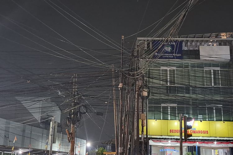 Keluhkan Kabel Semrawut di Jalan Raya Bogor Depok, Warga: Enggak Ada yang Benar