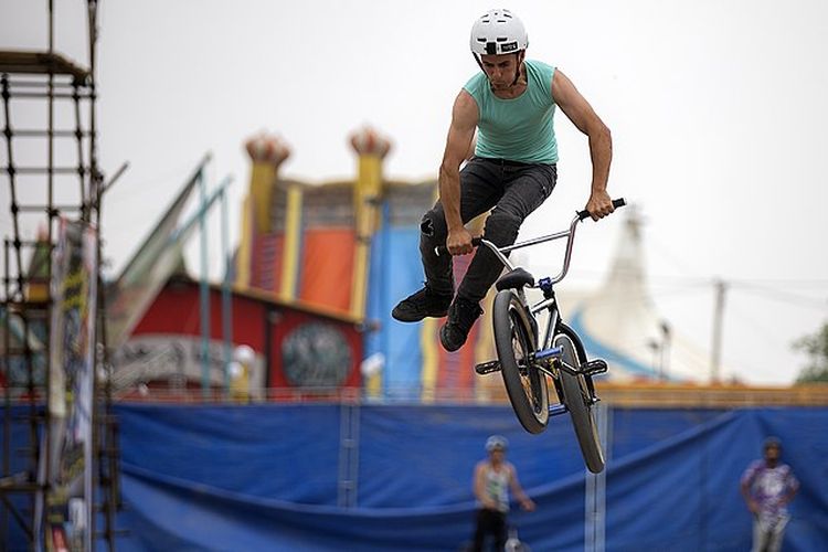 Seorang atlet BMX sedang melakukan atraksi