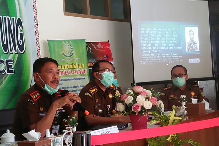 Kepala Kejati Lampung, Heffinur (kiri) membeberkan kronologi dan penetapan tersangka dugaan korupsi benih jagung. Kerugian negara mencapai Rp 8 miliar dari proyek tahun 2017 tersebut.