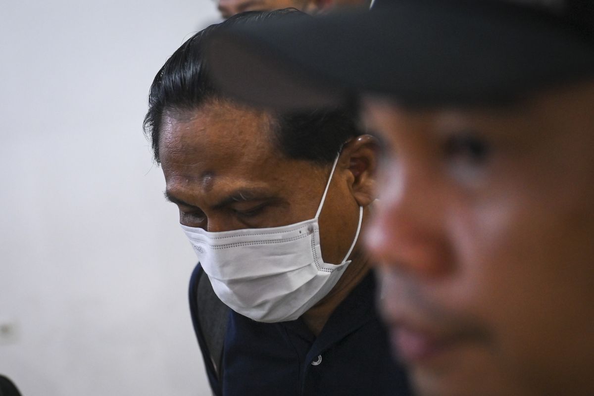 Profil Rudi Suparmono, eks Ketua PN Surabaya. Petugas menggiring mantan Ketua Pengadilan Negeri (PN) Surabaya Rudi Suparmono (kiri) di Bandara Halim Perdanakusuma, Jakarta, Selasa (14/1/2025). Kejaksaan Agung mengamankan Rudi Suparmono terkait kasus dugaan suap untuk vonis bebas Ronald Tannur. ANTARA FOTO/Muhammad Ramdan/tom.