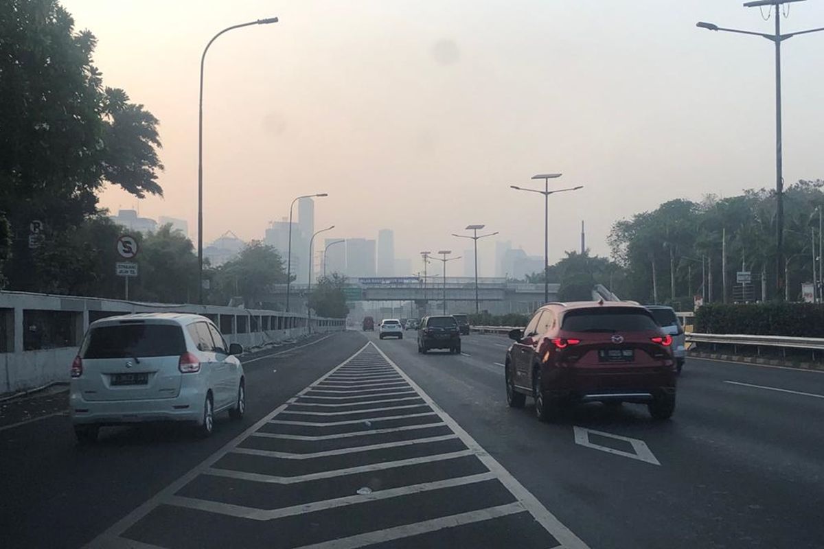 Susana di jalan Tol Dalam Kota arah Grogol dari Semanggi setelah dibuka kembali pada Kamis (26/9/2019) pagi.