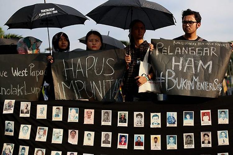 Aktivis Jaringan Solidaritas Korban untuk Keadilan menggelar aksi Kamisan ke-453 di depan Istana Merdeka, Jalan Medan Merdeka Utara, Jakarta Pusat, Kamis (4/8/2016). Dalam aksi itu mereka menuntut pemerintah menyelesaikan kasus-kasus pelangaran hak asasi manusia di masa lalu dan mengkritisi pelantikan Wiranto sebagai Menko Polhukam karena dianggap bertanggung jawab atas sejumlah kasus pelanggaran HAM di Indonesia.