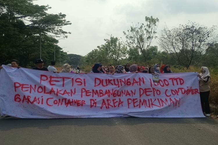 “Ngeri Kalau Depo Kontainer Ini Jalan”, Warga Rorotan Khawatir Anak Sekolah dan Truk di Akses yang Sama