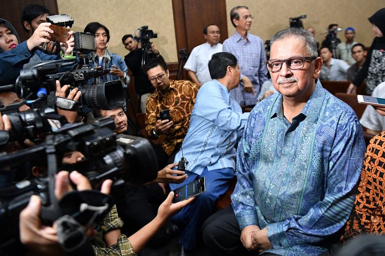 Mantan Direktur Utama PLN Sofyan Basir (kanan) menjawab pertanyaan wartawan sebelum menjalani sidang dakwaan kasus suap proyek PLTU Riau-1 di Pengadilan Tipikor, Jakarta Pusat, Senin (24/6/2019). ANTARA FOTO/Sigid Kurniawan/aww.