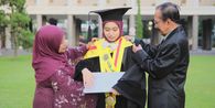 Kisah Dewi Jadi Lulusan S3 Termuda UGM, Ayahnya Lulusan SMP, Ibunya SD